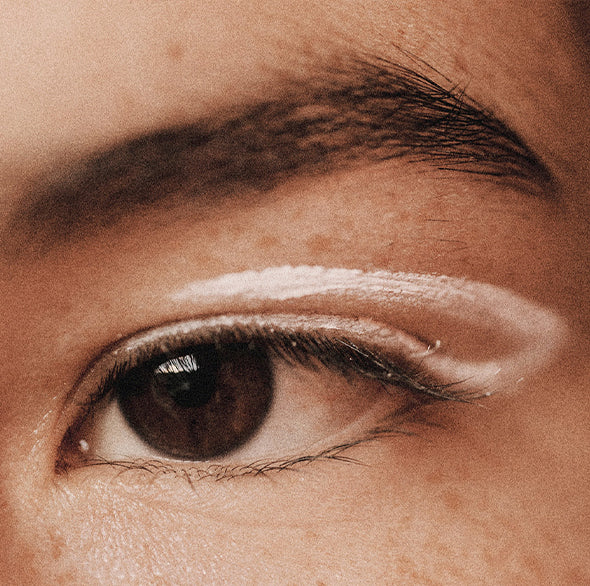 Démaquillant pour yeux sensibles : comment nettoyer votre contour de l’œil en douceur ?